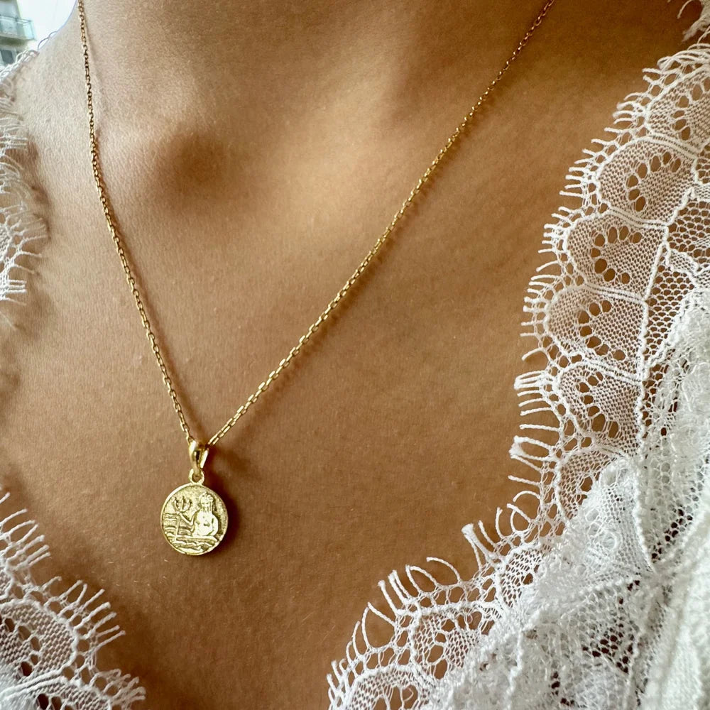 Delicate gold pendant necklace for women, featuring a minimalist charm, perfect for everyday wear and special occasions.