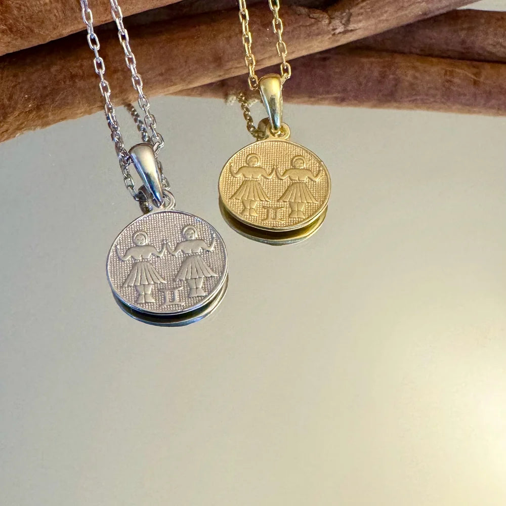 Elegant gold and silver pendant necklaces featuring unique engraved designs, perfect for women embracing vintage style.