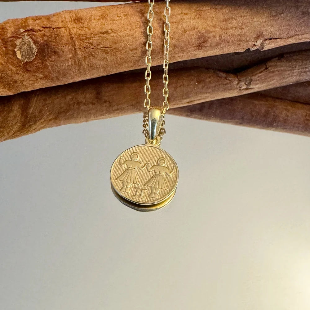 Vintage gold pendant necklace featuring intricate design, perfect for women seeking classic elegance.