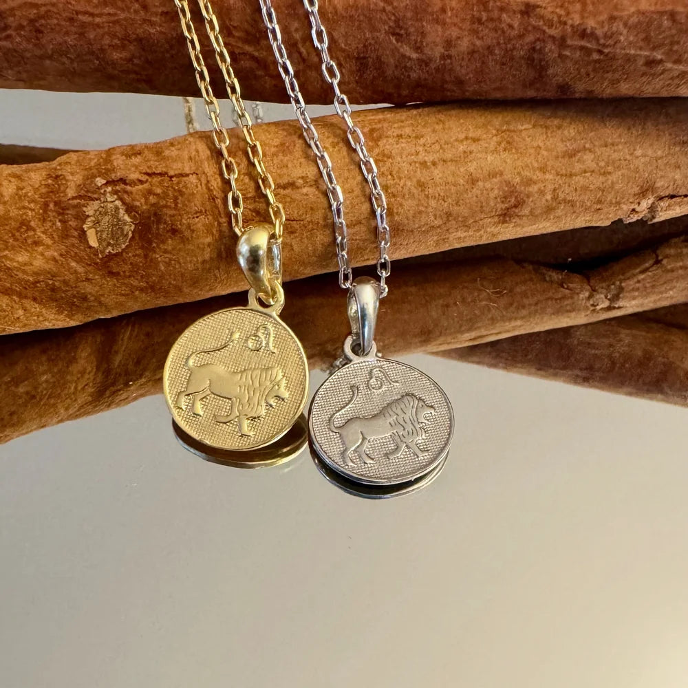 Gold and silver lion pendant necklaces, perfect for men and women, embody a bohemian vintage style for everyday elegance.