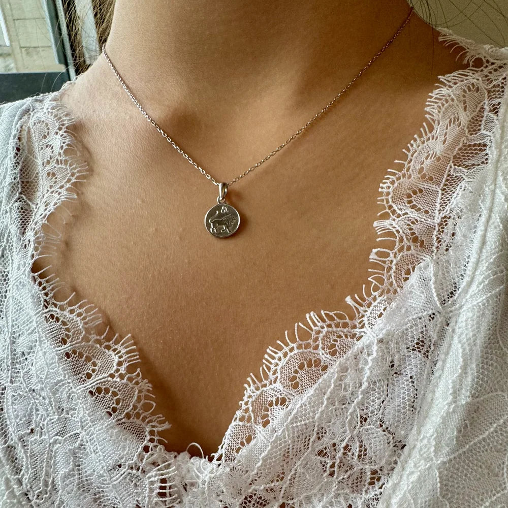 Elegant silver pendant necklace featuring a round charm, perfect for women’s minimalist styles and everyday wear.