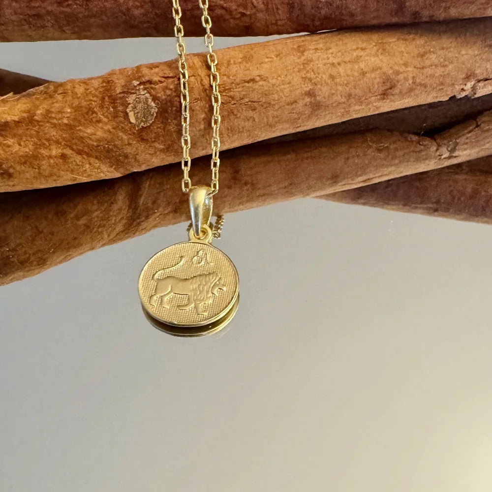 Gold lion pendant necklace on a delicate chain, ideal for women's vintage jewelry lovers. Perfect for special occasions.
