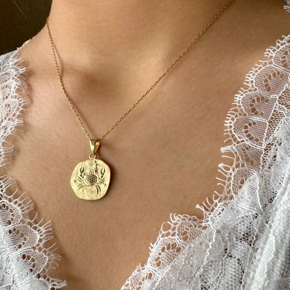 Gold pendant necklace featuring an eye design, perfect for women seeking a minimalist and elegant accessory.