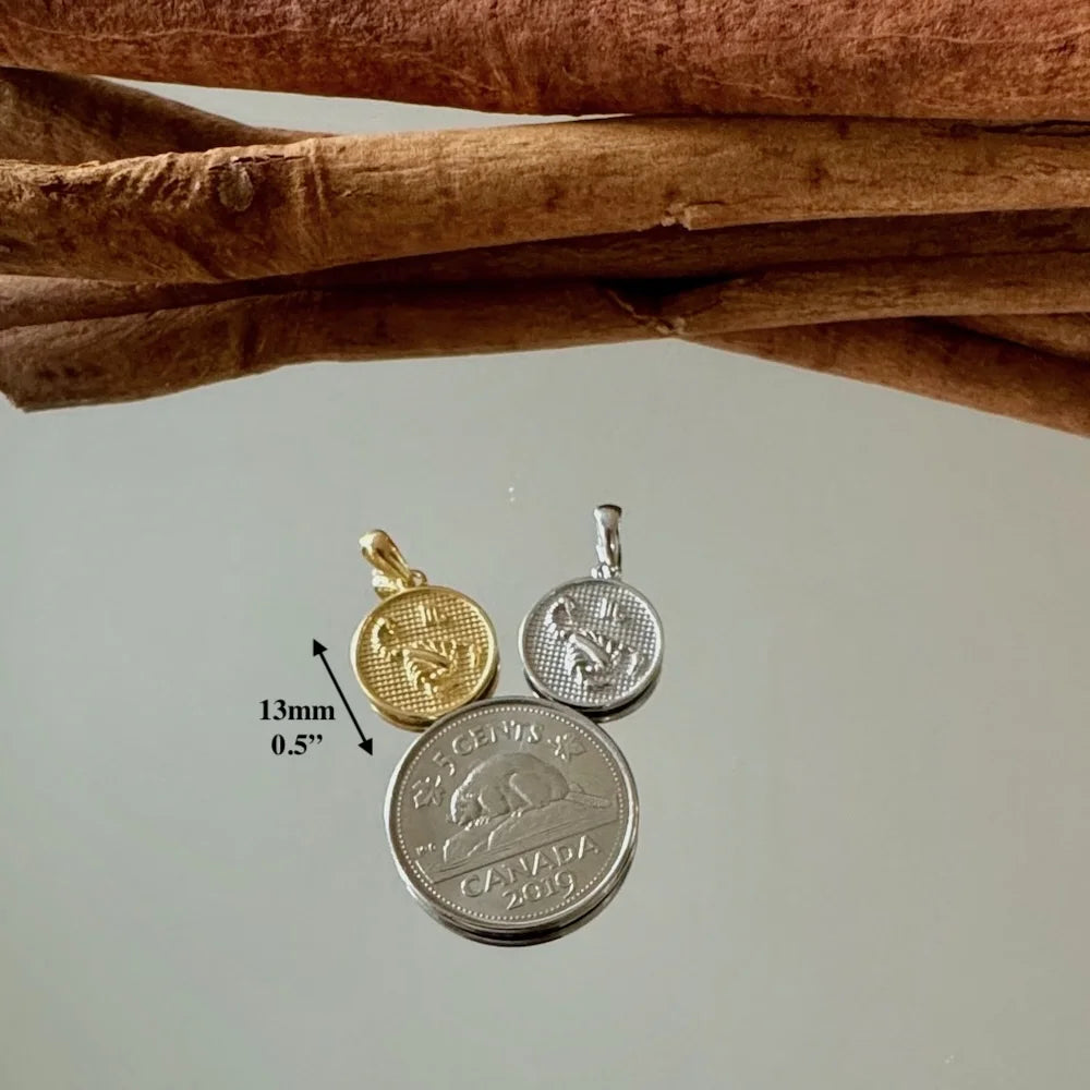 Gold and silver minimalist pendants for women, perfect for everyday wear or special occasions. Stylish and elegant designs.